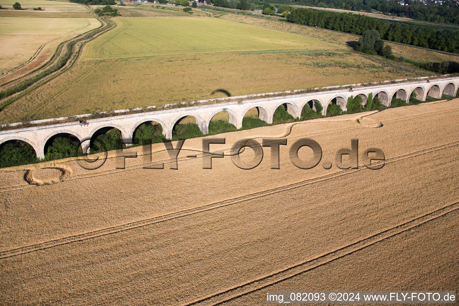 Schrägluftbild von Viadukt bei Vineuil/Loire (F-Centre) im Bundesland Loir-et-Cher, Frankreich