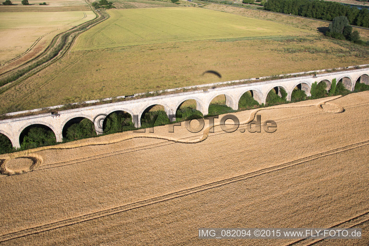 Viadukt bei Vineuil/Loire (F-Centre) im Bundesland Loir-et-Cher, Frankreich von oben
