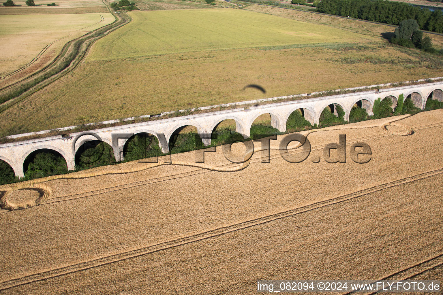 Viadukt bei Vineuil/Loire (F-Centre) im Bundesland Loir-et-Cher, Frankreich von oben