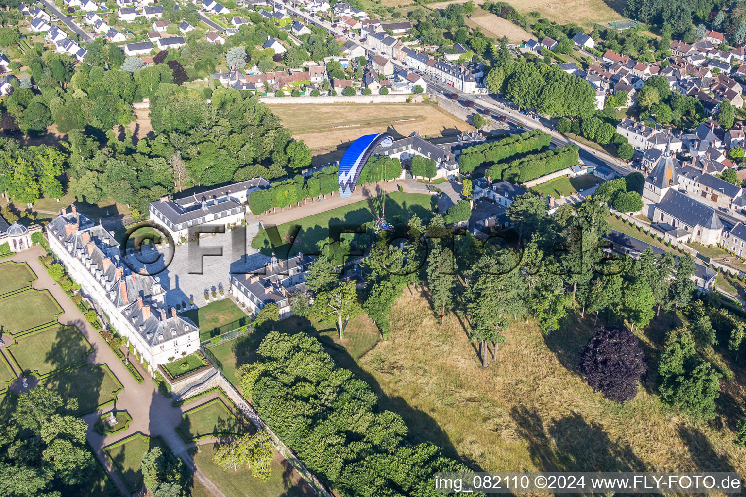 Luftbild von Gebäudekomplex im Schloßpark von Schloß Château de Menars an der Loire in Menars in Centre-Val de Loire im Bundesland Loir-et-Cher, Frankreich