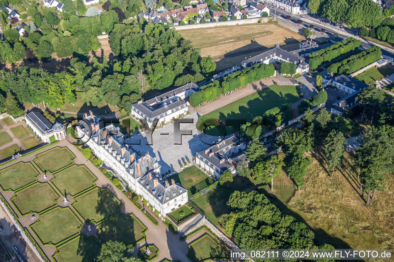 Luftbild von Gebäudekomplex im Schloßpark von Pompadour Palace Foundation in Menars in Centre-Val de Loire im Bundesland Loir-et-Cher, Frankreich