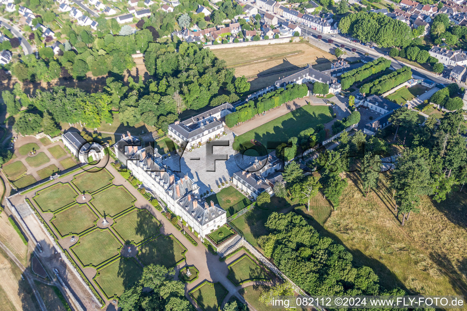 Luftaufnahme von Gebäudekomplex im Schloßpark von Schloß Château de Menars an der Loire in Menars in Centre-Val de Loire im Bundesland Loir-et-Cher, Frankreich