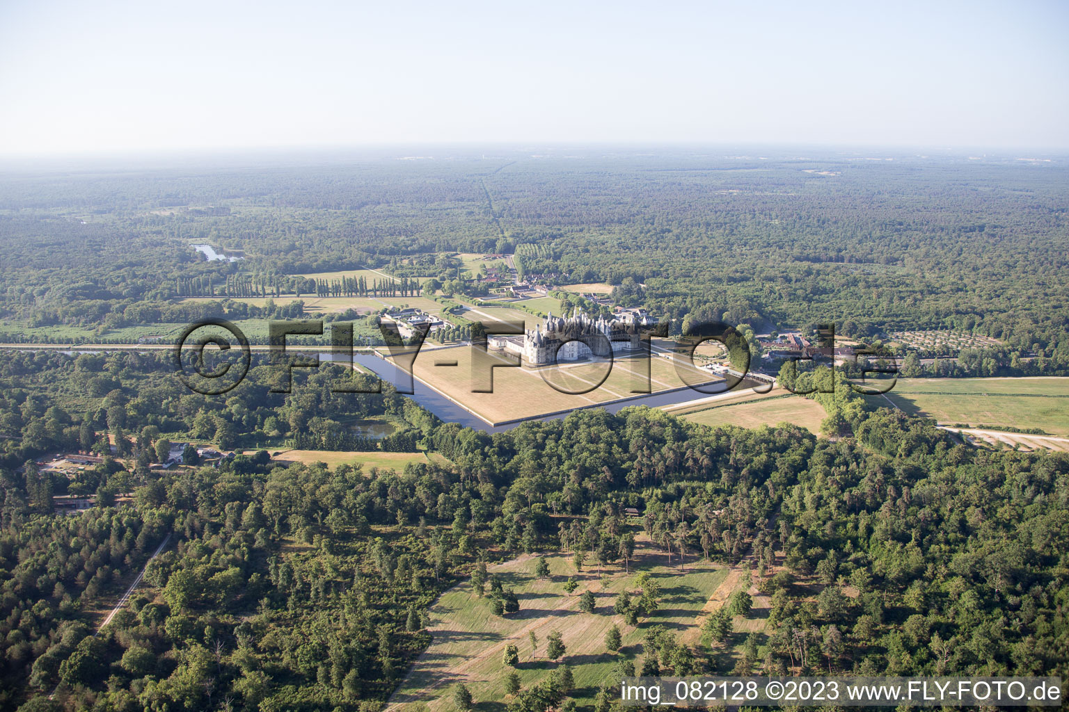 Chambord im Bundesland Loir-et-Cher, Frankreich aus der Luft betrachtet