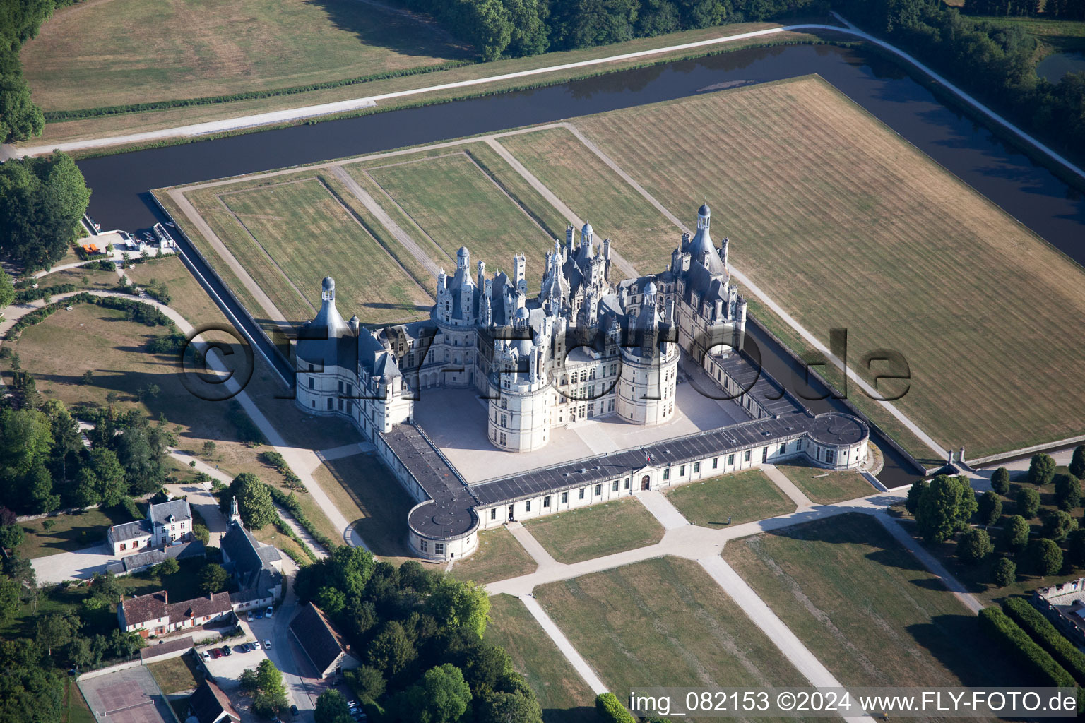 Luftbild von Gebäudekomplex im Schloßpark von Schloß Château de Chambord in Chambord in Centre-Val de Loire im Bundesland Loir-et-Cher, Frankreich