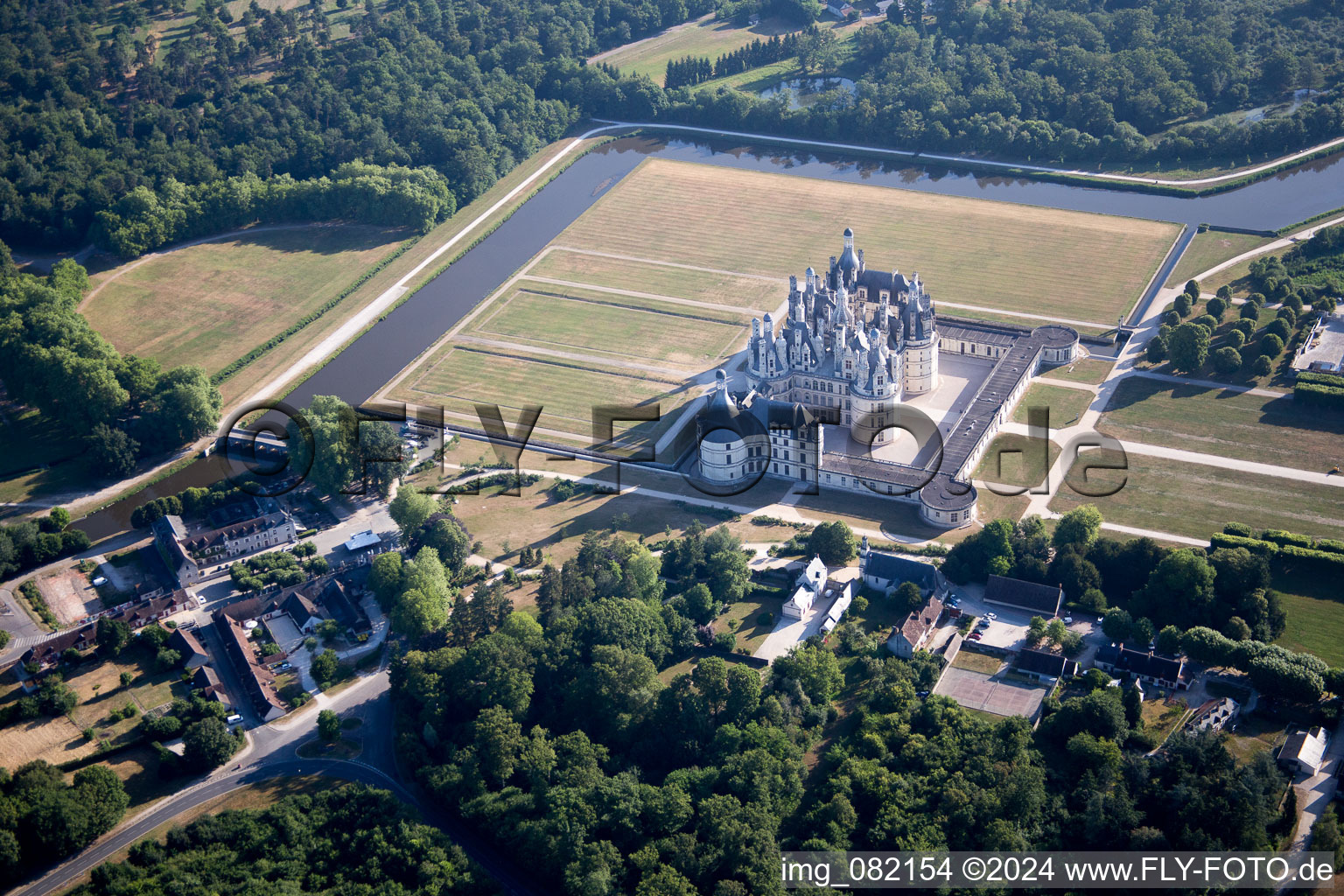 Luftaufnahme von Gebäudekomplex im Schloßpark von Schloß Château de Chambord in Chambord in Centre-Val de Loire im Bundesland Loir-et-Cher, Frankreich