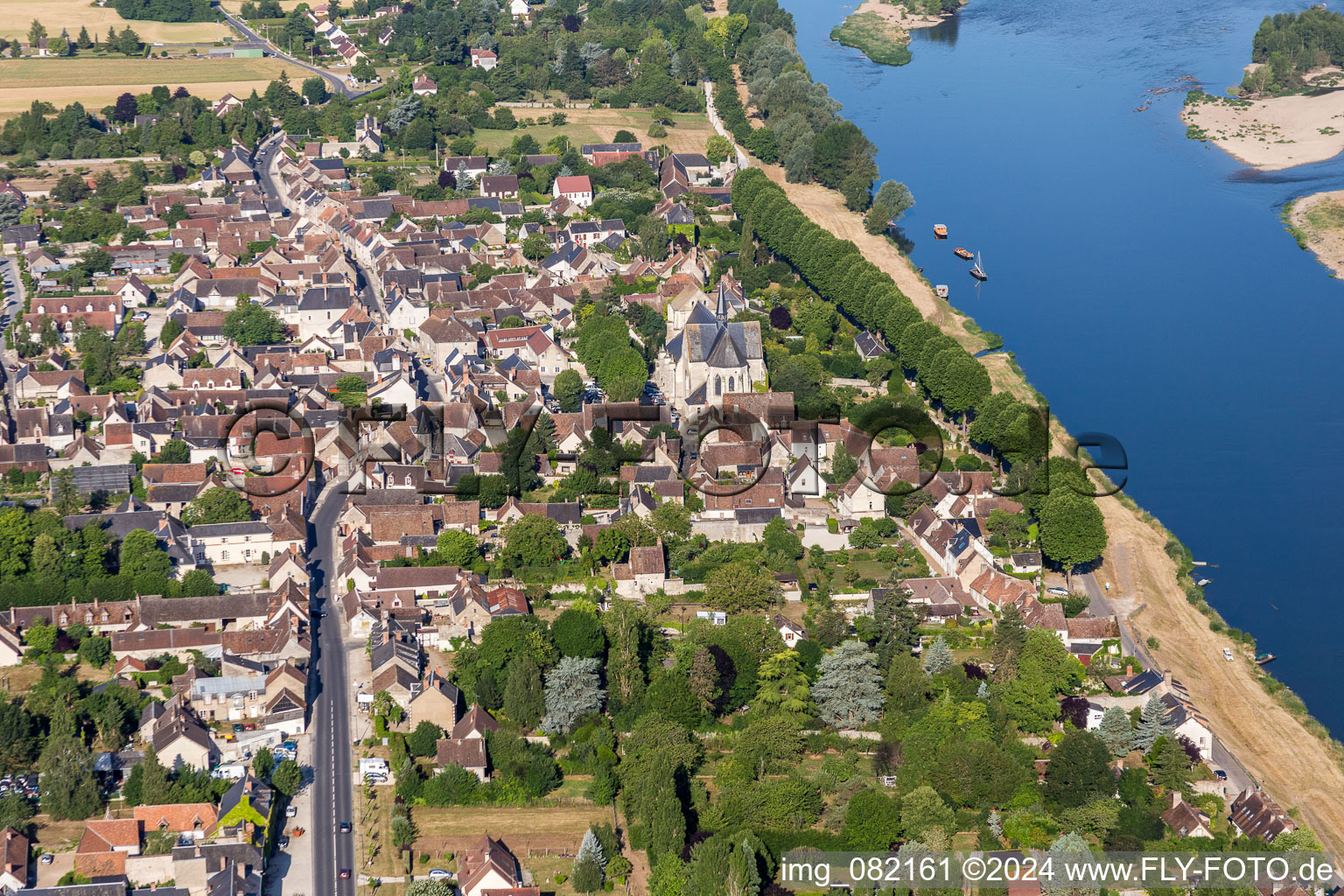 Luftbild von Dorfkern an den Fluß- Uferbereichen der Loire in Saint-Dye-sur-Loire in Centre-Val de Loire in Saint-Dyé-sur-Loire im Bundesland Loir-et-Cher, Frankreich
