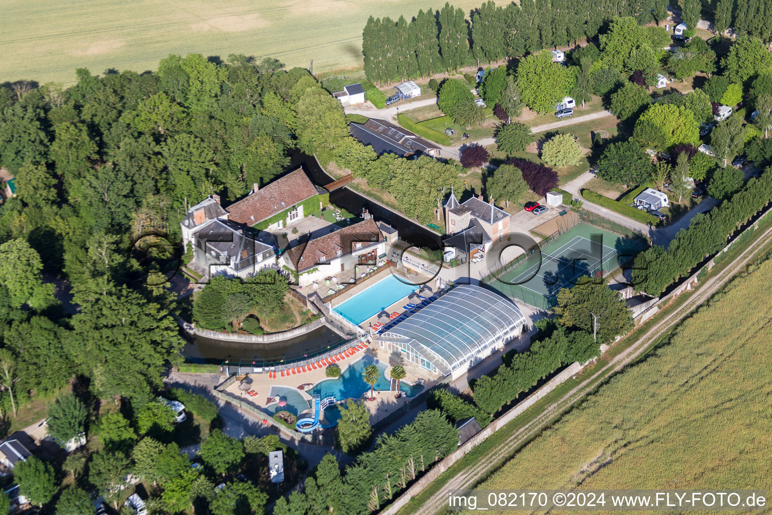 Luftaufnahme von Anlage des Ferienparks Camping Capfun Château de la Grenouillere und Parc de la Grenouillère in Suevres in Centre-Val de Loire in Suèvres im Bundesland Loir-et-Cher, Frankreich
