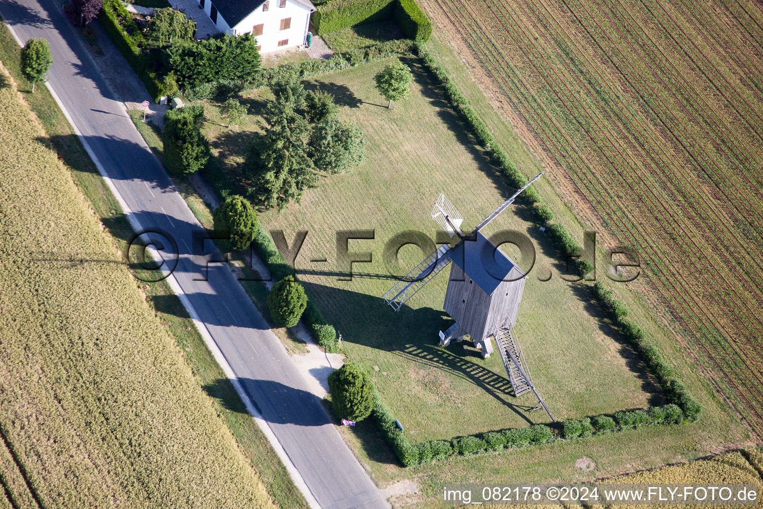 Historische Windmühle am Gehöft eines Bauernhofes am Rand von bestellten Feldern in Talcy in Centre-Val de Loire im Bundesland Loir-et-Cher, Frankreich