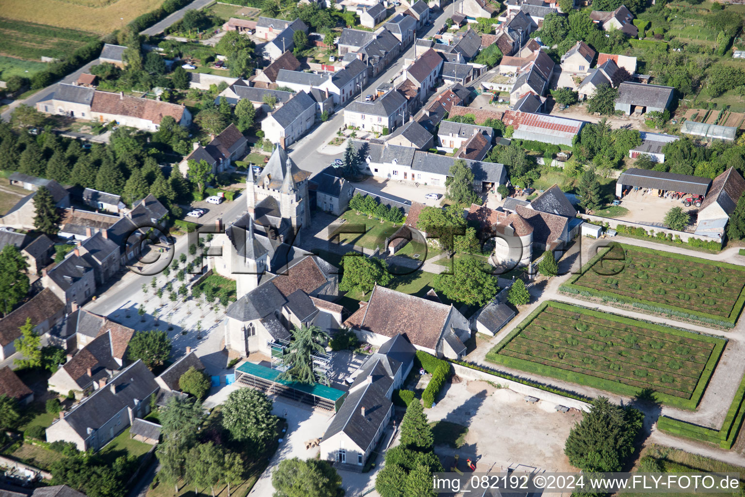 Luftbild von Gebäudekomplex im Schloßpark von Schloß Talcy in Talcy in Centre-Val de Loire im Bundesland Loir-et-Cher, Frankreich