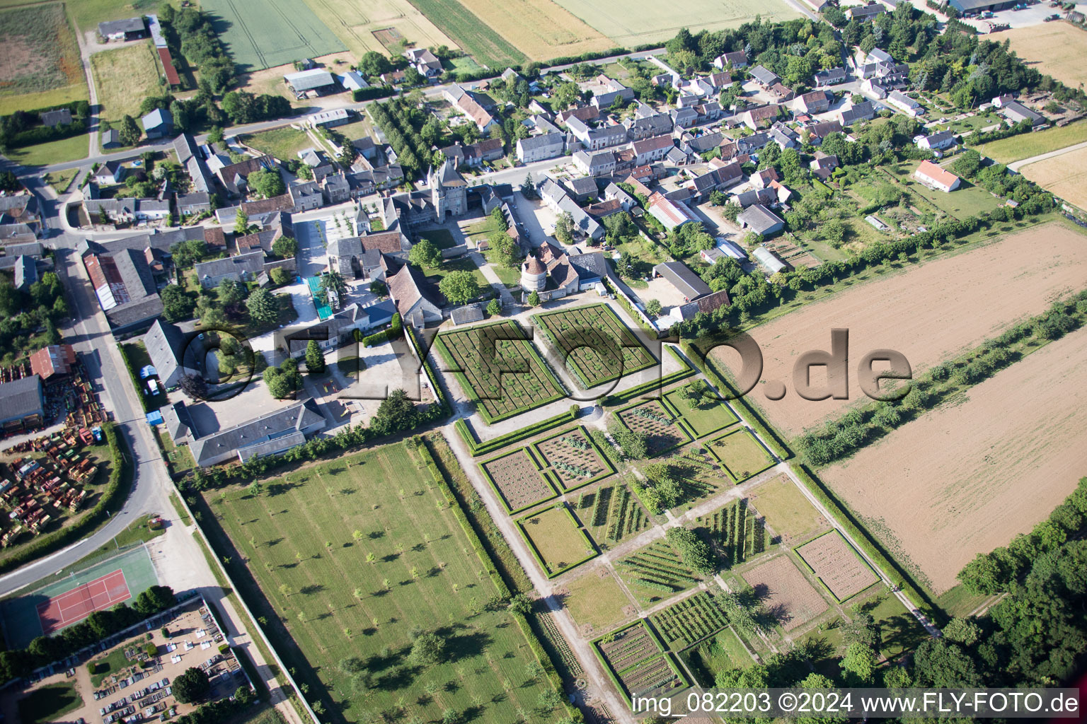 Luftaufnahme von Gebäudekomplex im Schloßpark von Schloß Talcy in Talcy in Centre-Val de Loire im Bundesland Loir-et-Cher, Frankreich