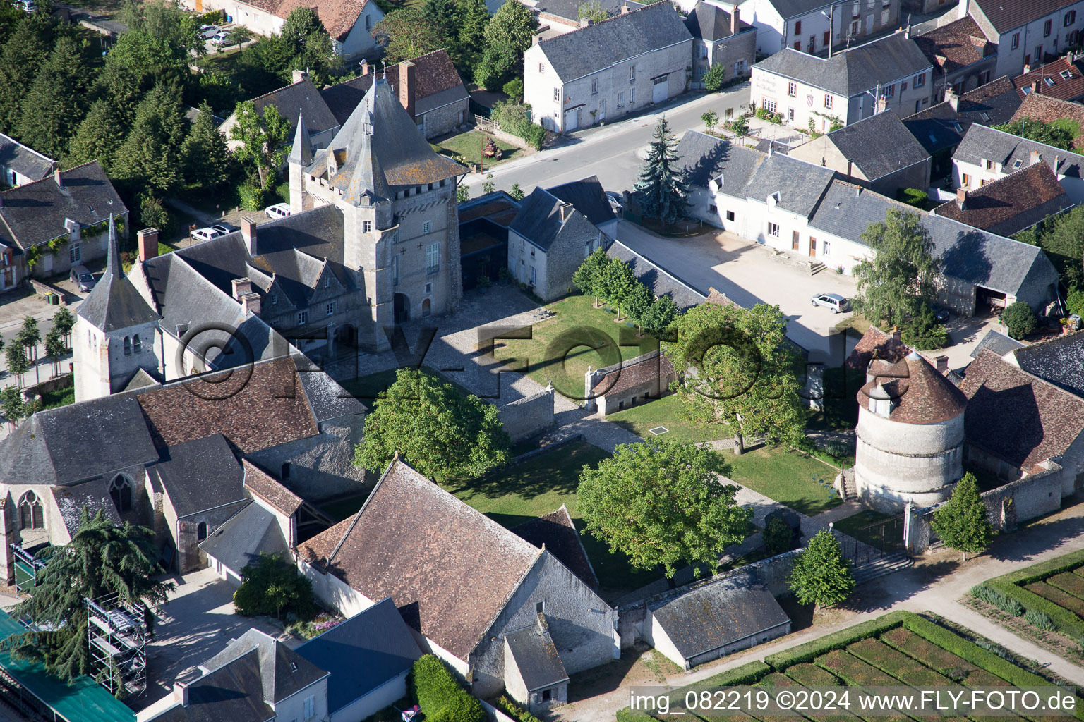 Schrägluftbild von Gebäudekomplex im Schloßpark von Schloß Talcy in Talcy in Centre-Val de Loire im Bundesland Loir-et-Cher, Frankreich
