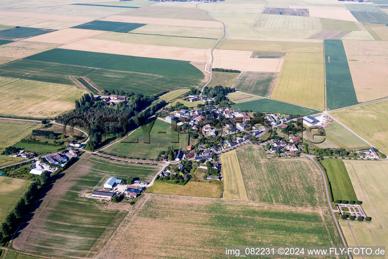 Dorf - Ansicht am Rande von landwirtschaftlichen Feldern und Nutzflächen in Rhodon in Centre-Val de Loire im Bundesland Loir-et-Cher, Frankreich