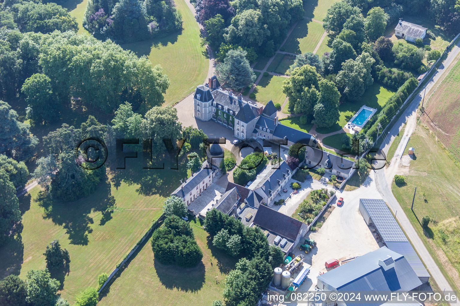 Gebäude und Parkanlagen am Herrenhaus des Gutshauses - Landgut in Landes-le-Gaulois in Centre-Val de Loire im Bundesland Loir-et-Cher, Frankreich