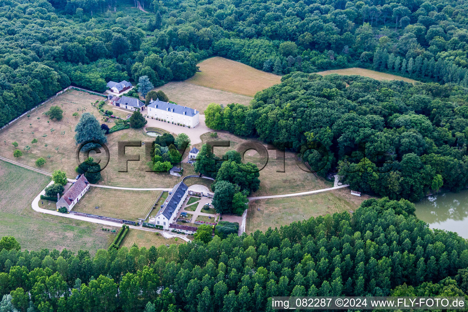 Burganlage des Schloß in Autreche in Centre-Val de Loire in Montreuil-en-Touraine im Bundesland Indre-et-Loire, Frankreich von oben gesehen