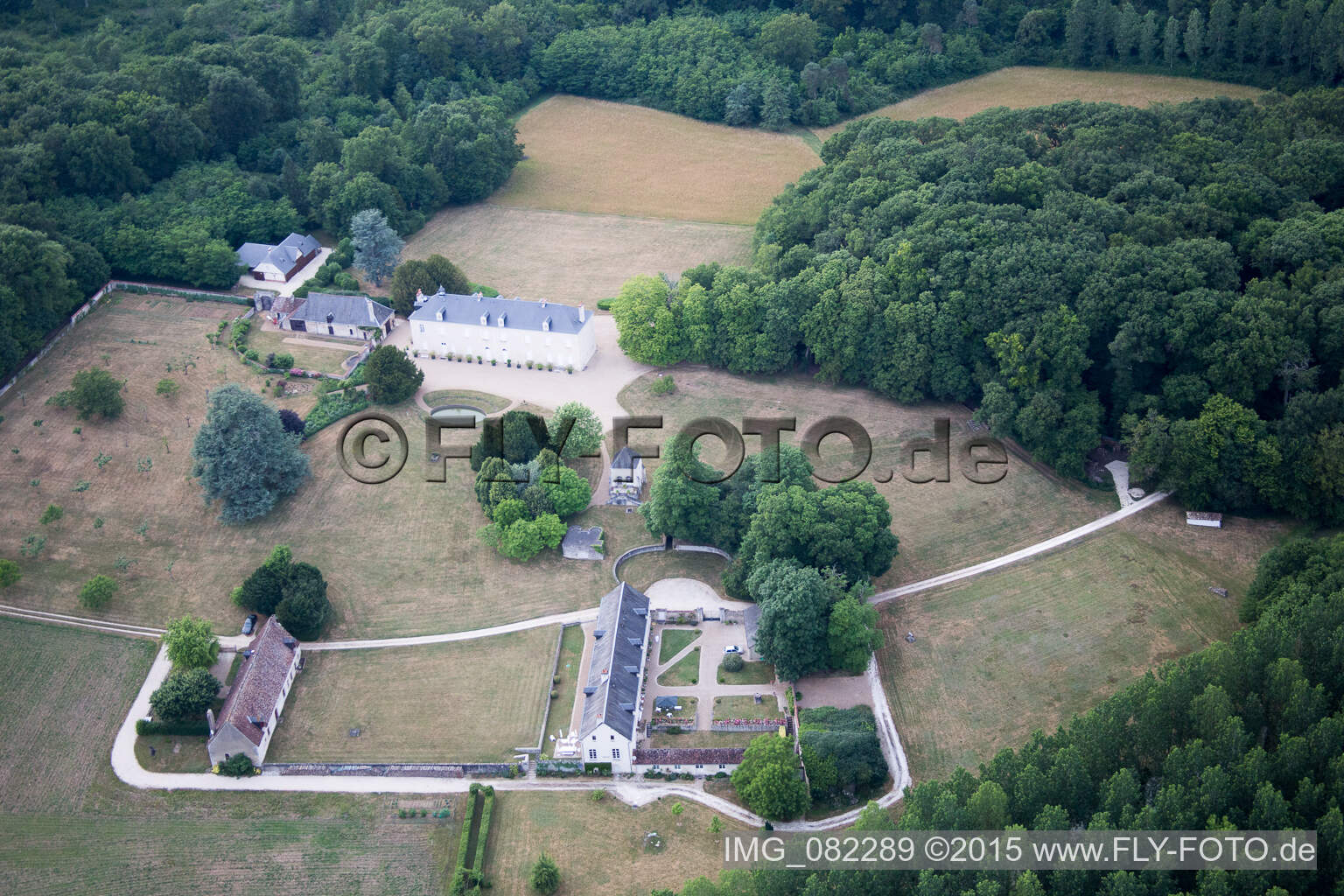 Burganlage des Schloß in Autreche in Centre-Val de Loire in Montreuil-en-Touraine im Bundesland Indre-et-Loire, Frankreich vom Flugzeug aus