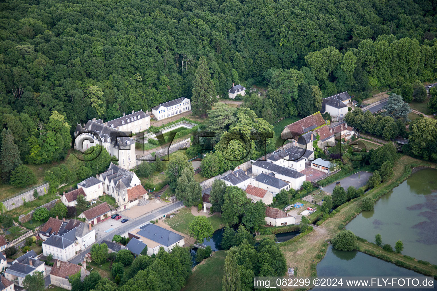 Saint-Ouen-les-Vignes im Bundesland Indre-et-Loire, Frankreich von oben gesehen