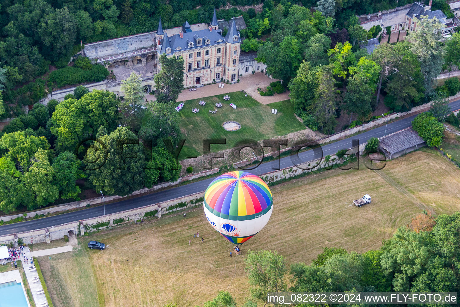 Heißluftballon Start am Château de Perreux in Fahrt über dem Luftraum in Nazelles-Négron in Centre-Val de Loire im Bundesland Indre-et-Loire, Frankreich