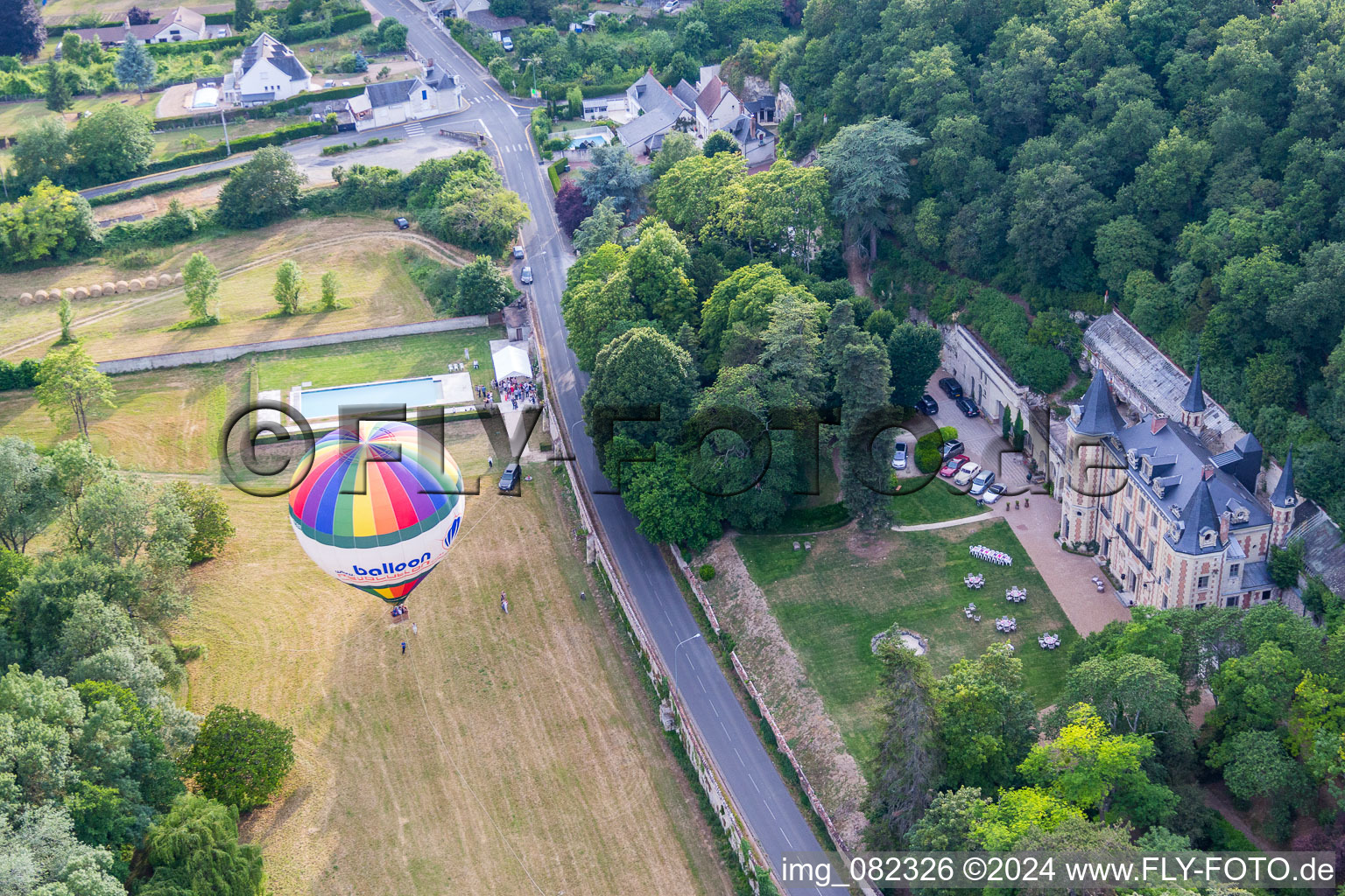 Luftbild von Heißluftballon Start am Château de Perreux in Fahrt über dem Luftraum in Nazelles-Négron in Centre-Val de Loire im Bundesland Indre-et-Loire, Frankreich
