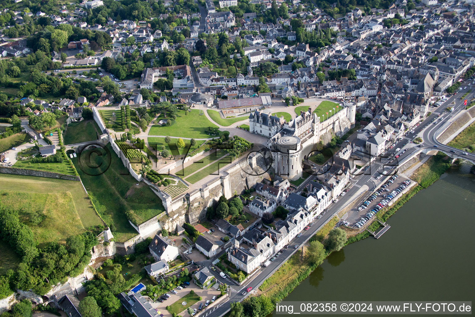 Luftbild von Burganlage des Schloß Chateau Royal d'Amboise in Amboise in Centre-Val de Loire im Bundesland Indre-et-Loire, Frankreich