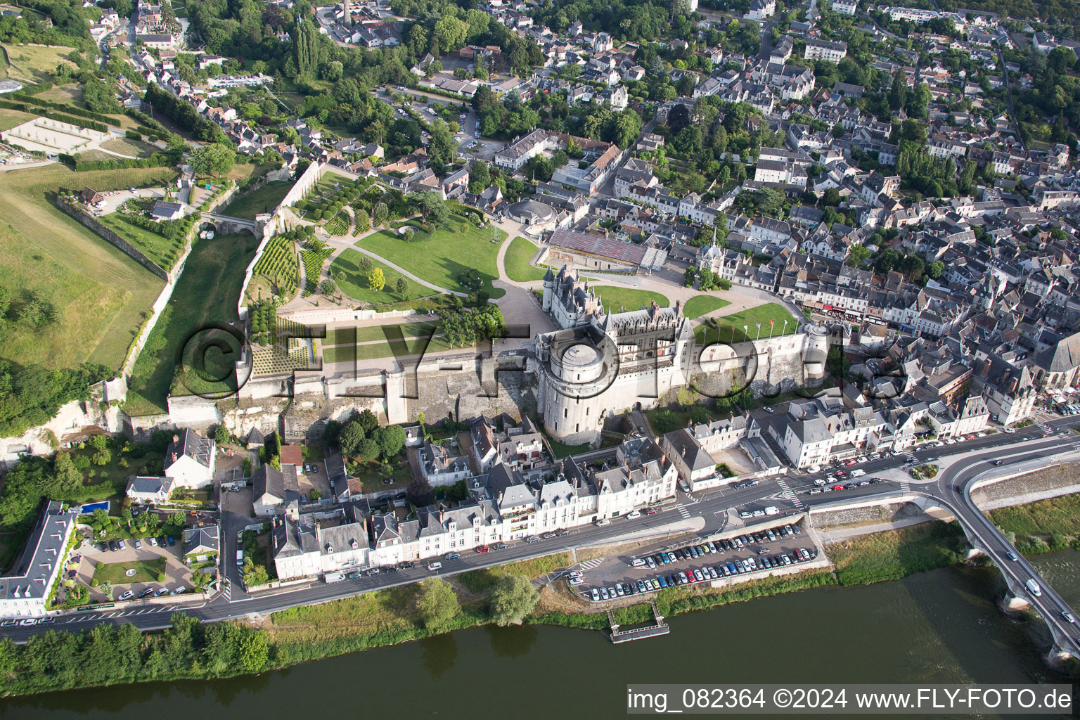 Luftaufnahme von Burganlage des Schloß Chateau Royal d'Amboise in Amboise in Centre-Val de Loire im Bundesland Indre-et-Loire, Frankreich