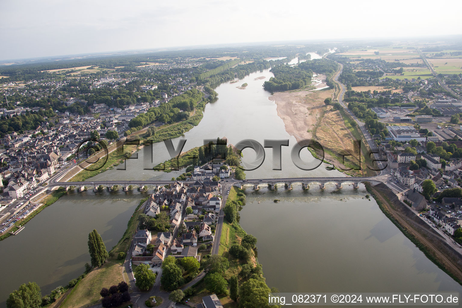 Luftbild von Insel am Ufer des Flußverlaufes der Loire in Amboise in Centre-Val de Loire im Bundesland Indre-et-Loire, Frankreich