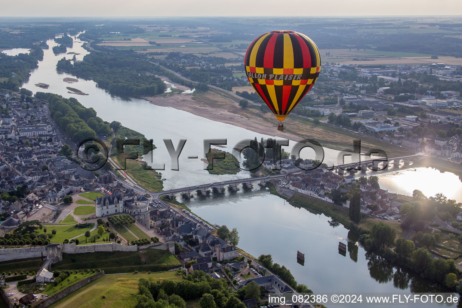 Luftaufnahme von Insel am Ufer des Flußverlaufes der Loire in Amboise in Centre-Val de Loire im Bundesland Indre-et-Loire, Frankreich