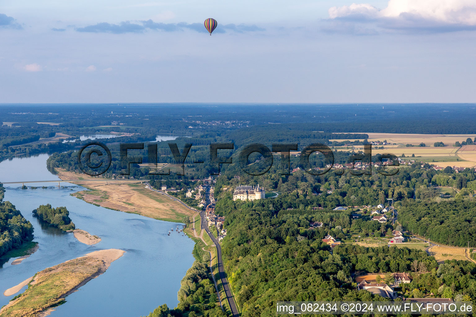 Heissluftballon über der Loire und der Burganlage des Schloss Chaumont in Chaumont-sur-Loire in Centre-Val de Loire im Bundesland Loir-et-Cher, Frankreich