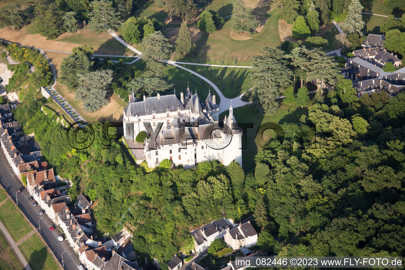 Drohnenbild von Chaumont-sur-Loire im Bundesland Loir-et-Cher, Frankreich