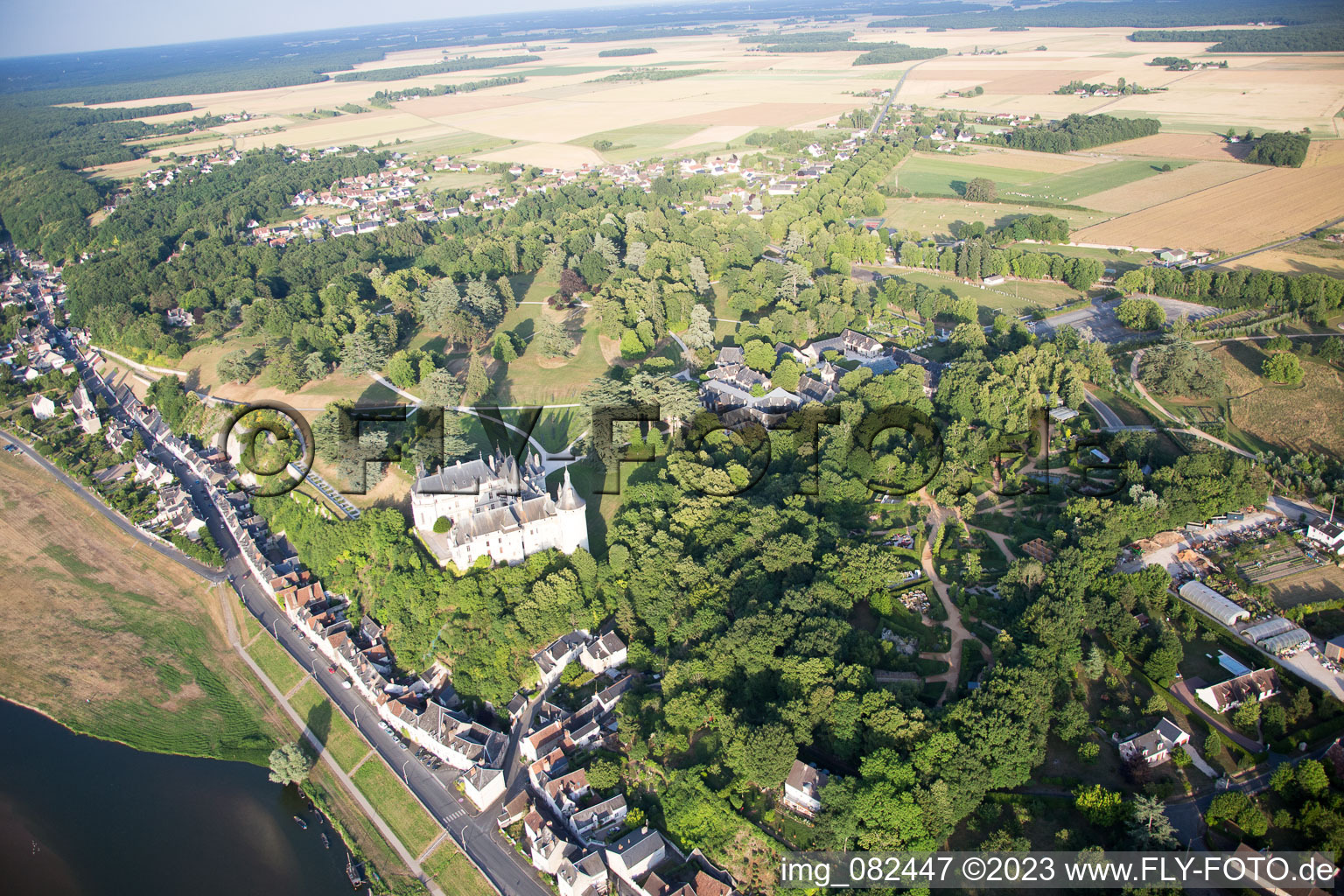 Chaumont-sur-Loire im Bundesland Loir-et-Cher, Frankreich aus der Drohnenperspektive
