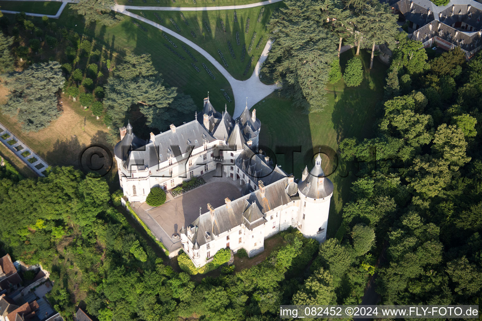 Burganlage des Schloß Chaumont in Chaumont-sur-Loire in Centre-Val de Loire im Bundesland Loir-et-Cher, Frankreich aus der Luft