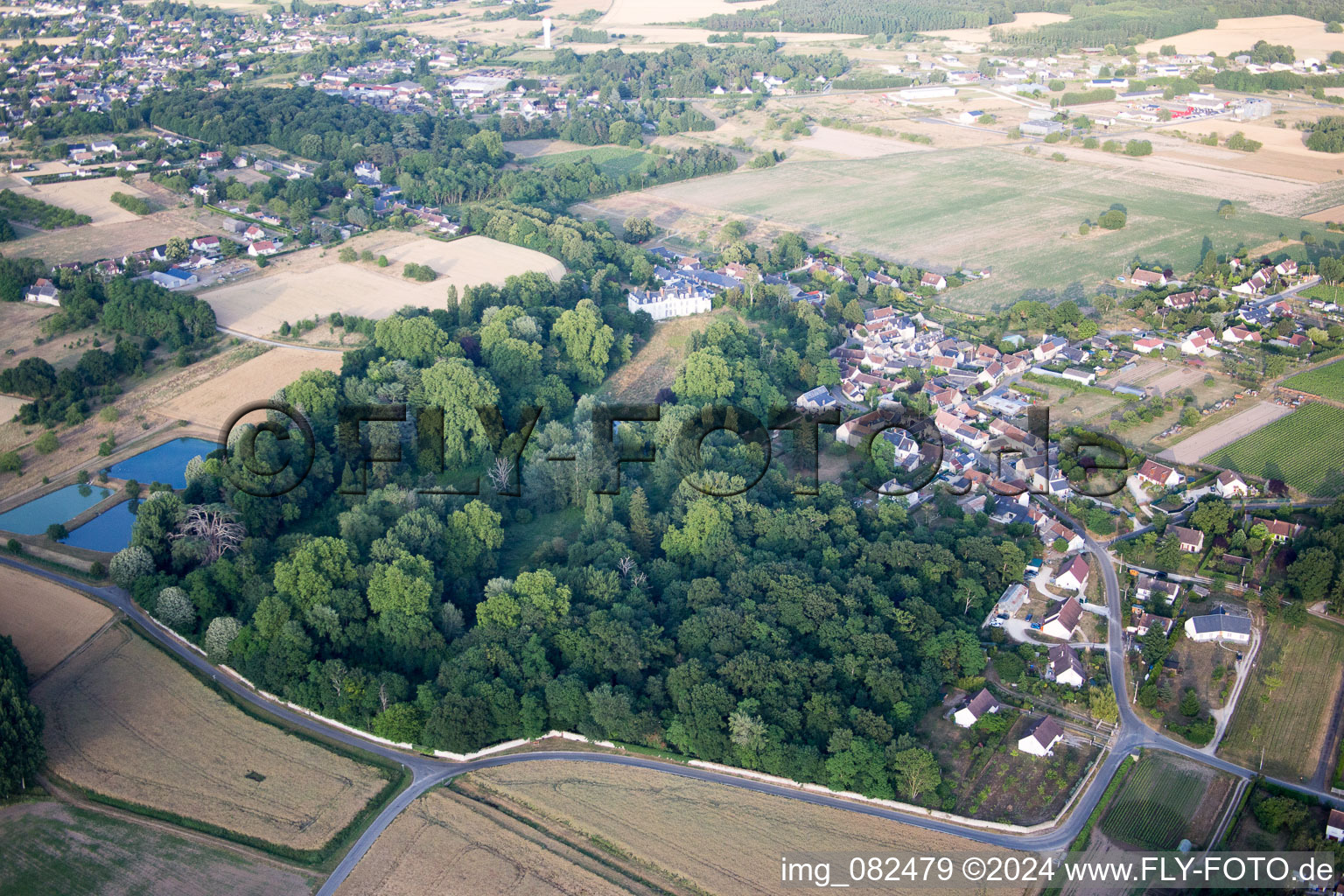 Luftbild von Burganlage des Schloß Chouzy-sur-Cisse in Chouzy-sur-Cisse in Centre-Val de Loire im Bundesland Loir-et-Cher, Frankreich