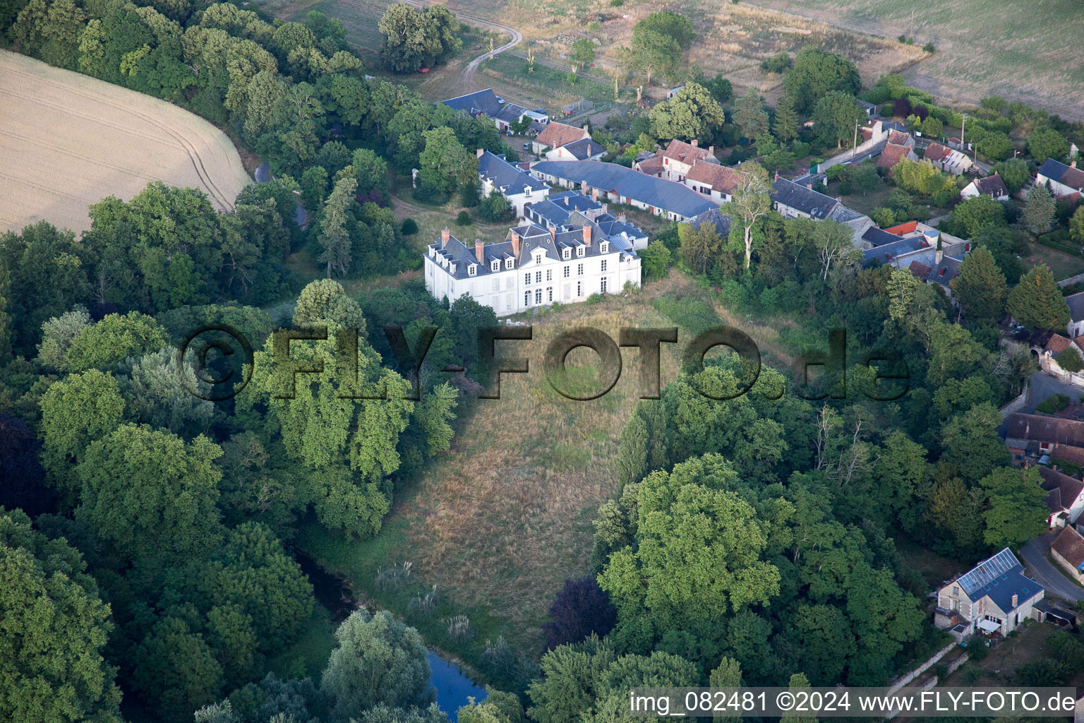 Luftaufnahme von Burganlage des Schloß Chouzy-sur-Cisse in Chouzy-sur-Cisse in Centre-Val de Loire im Bundesland Loir-et-Cher, Frankreich