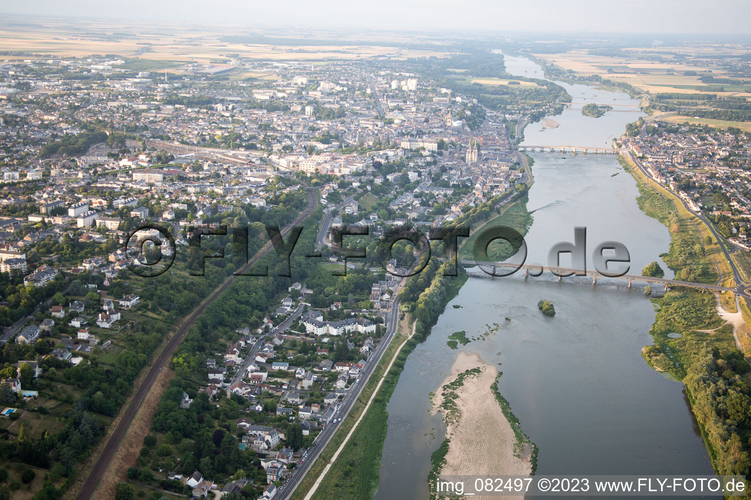 Blois im Bundesland Loir-et-Cher, Frankreich vom Flugzeug aus
