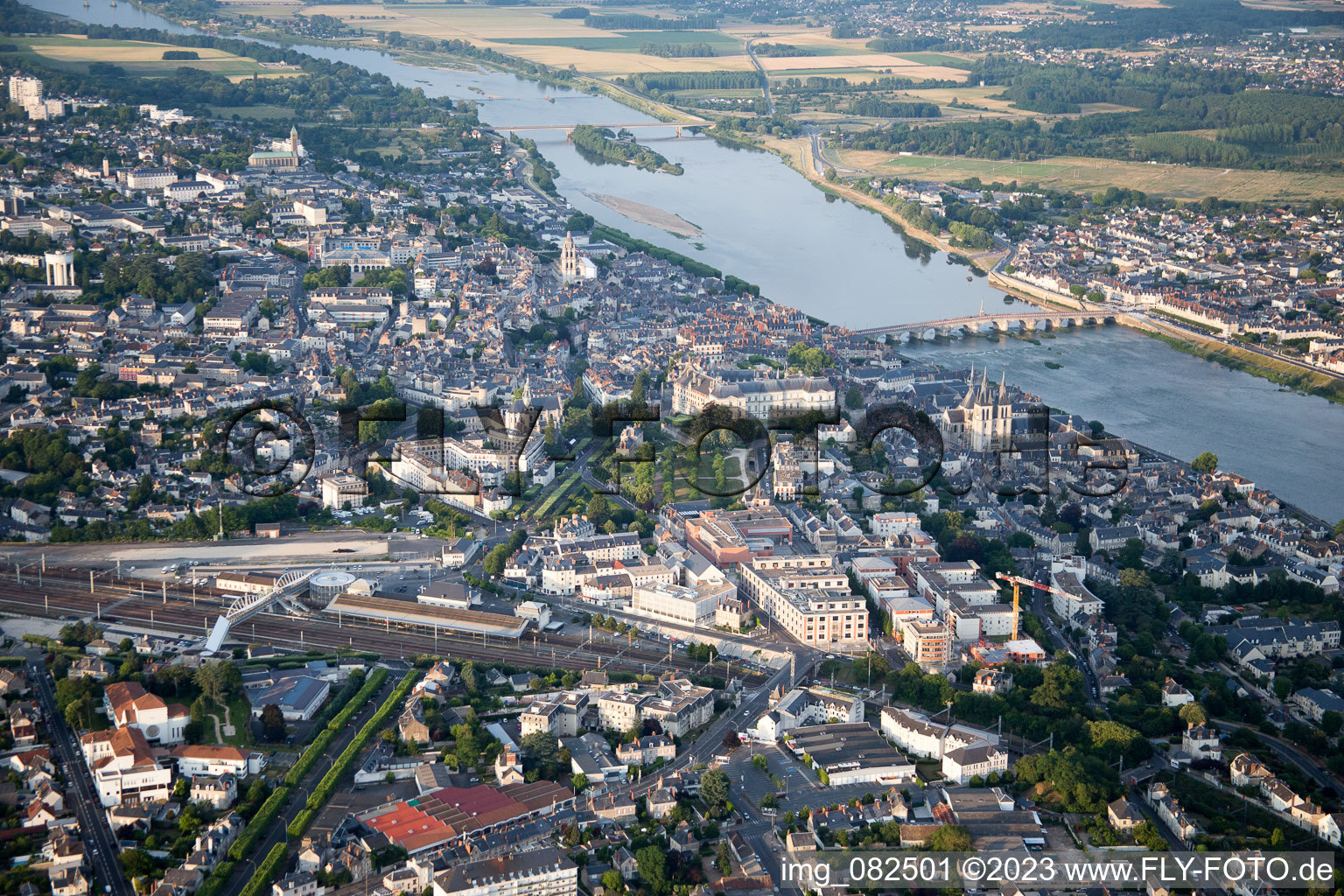 Drohnenbild von Blois im Bundesland Loir-et-Cher, Frankreich
