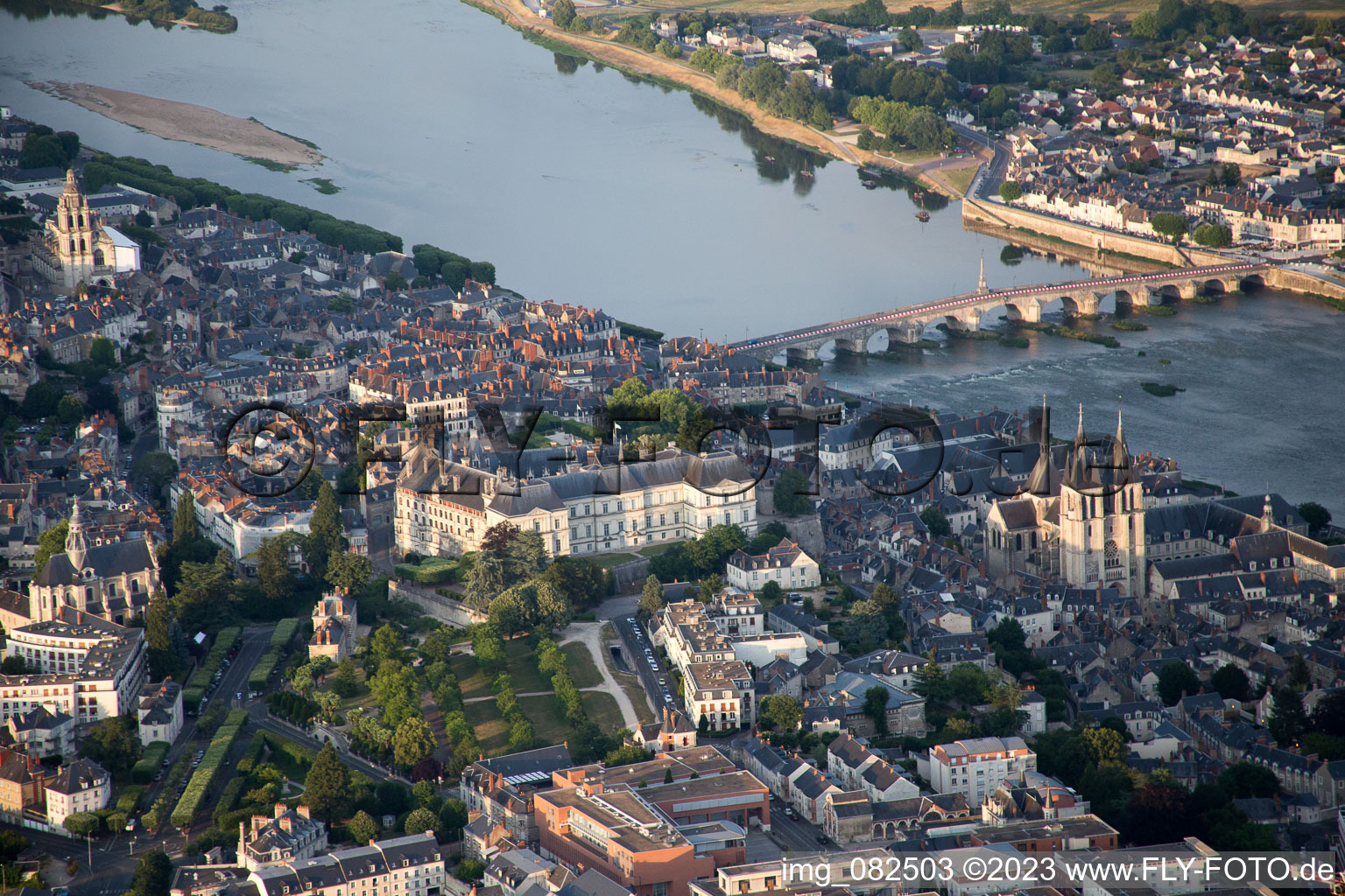 Blois im Bundesland Loir-et-Cher, Frankreich aus der Drohnenperspektive