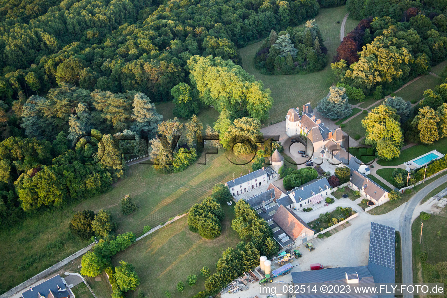 Landes-le-Gaulois im Bundesland Loir-et-Cher, Frankreich aus der Drohnenperspektive