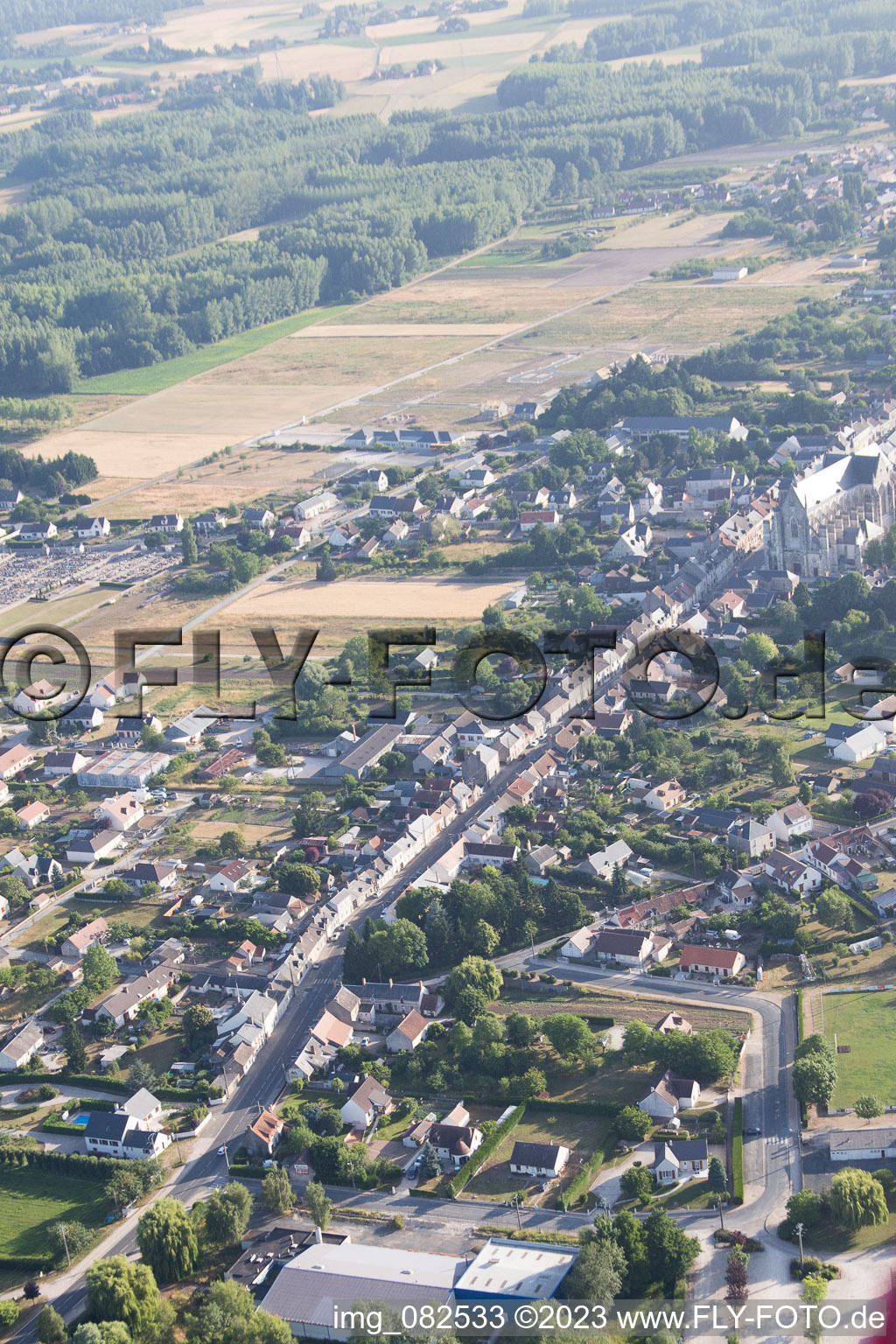 Schrägluftbild von Cléry-Saint-André im Bundesland Loiret, Frankreich