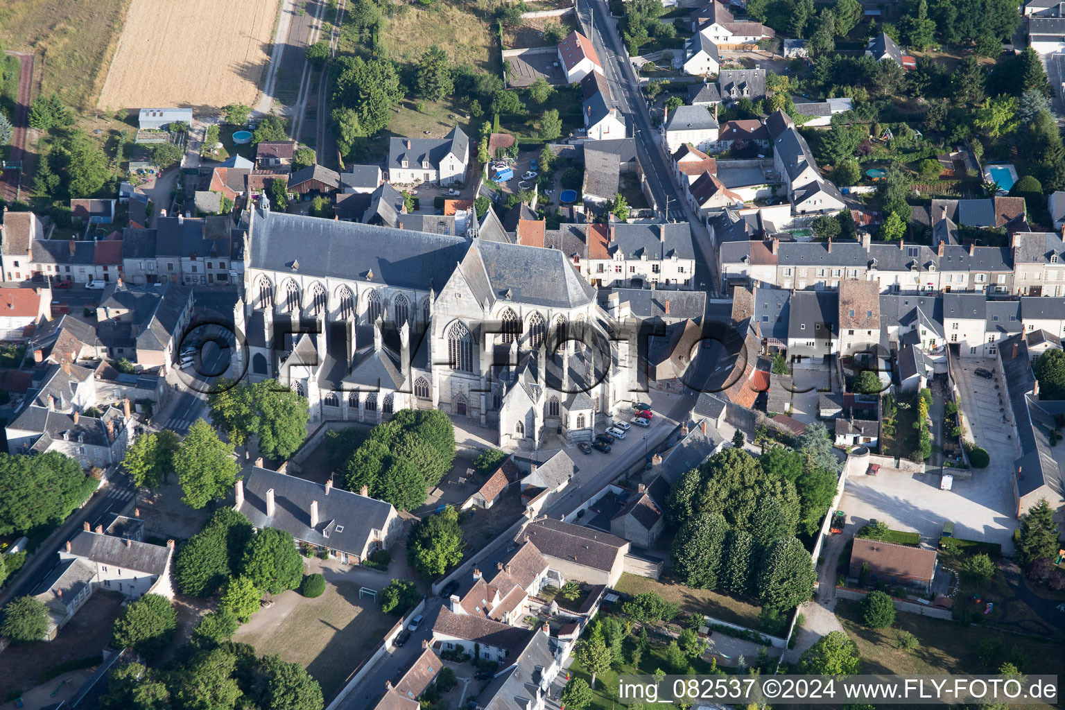 Kirchengebäude der Basilique Notre-Dame im Dorfkern in Cléry-Saint-André in Centre-Val de Loire im Bundesland Loiret, Frankreich