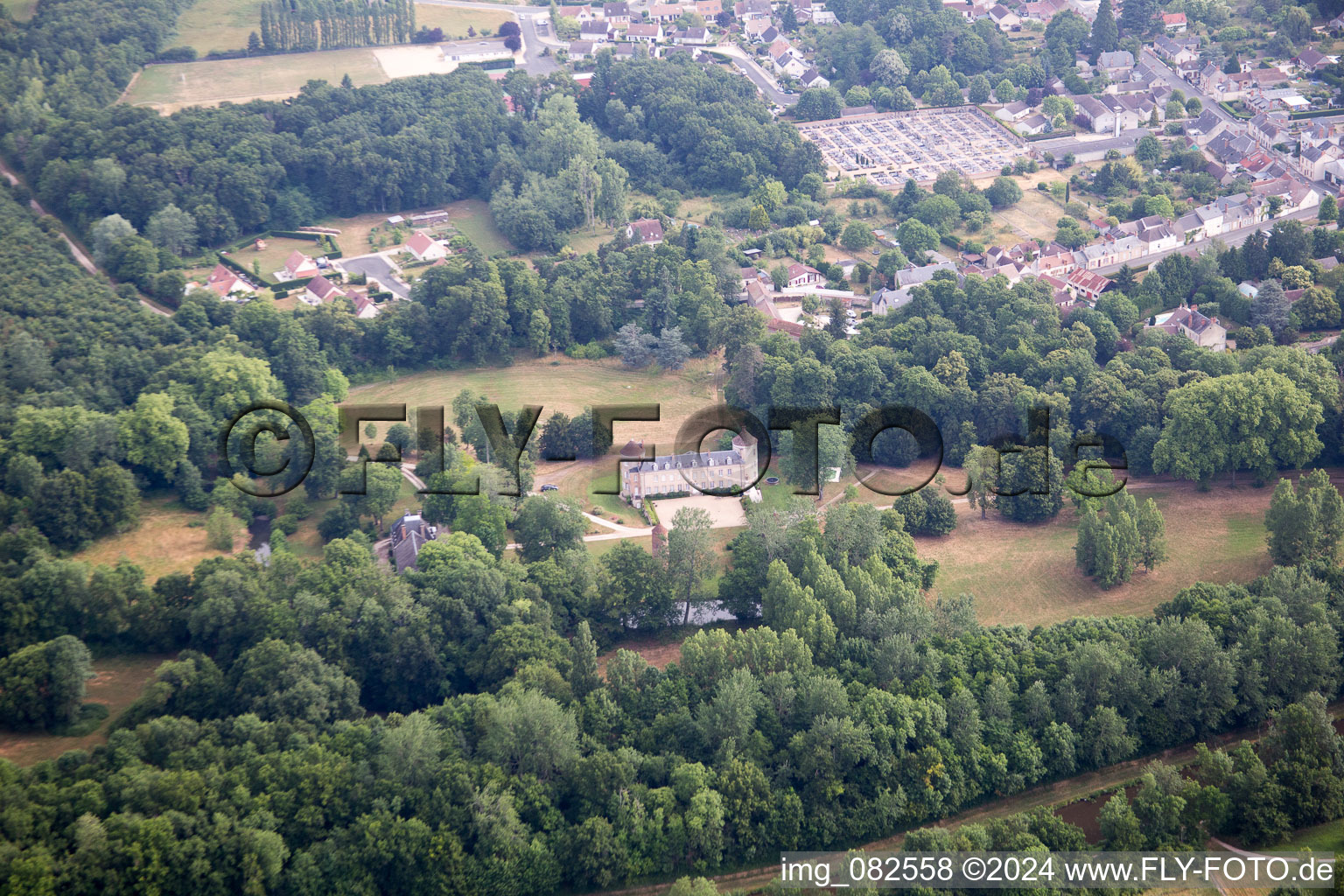 Luftaufnahme von Vitry-aux-Loges im Bundesland Loiret, Frankreich