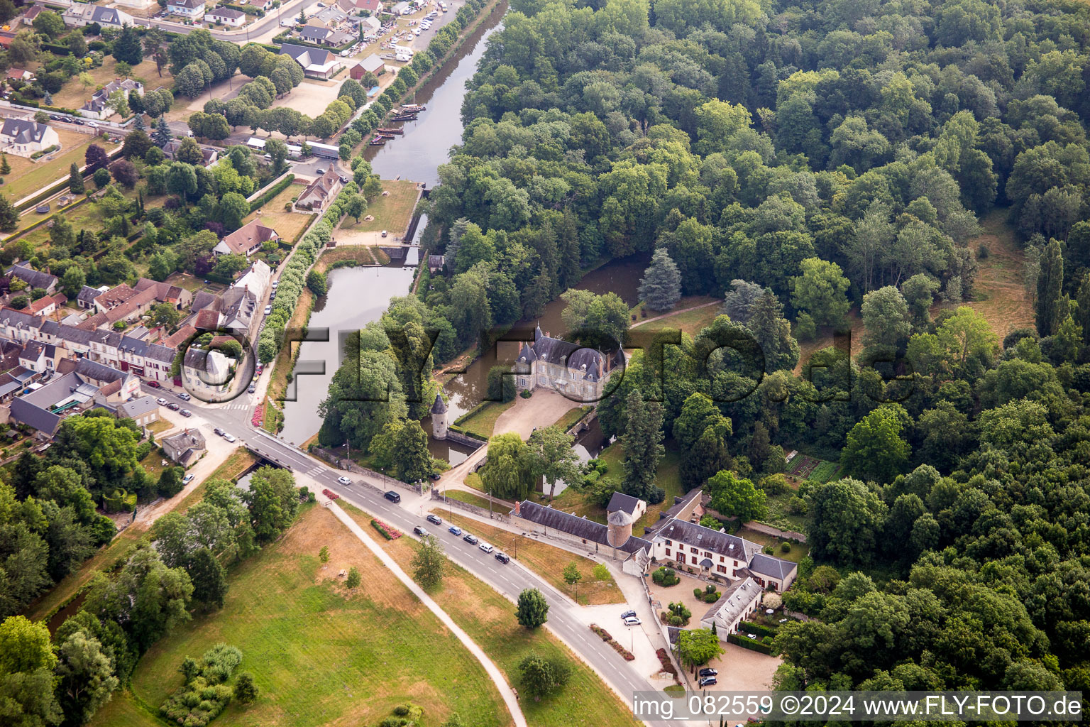 Gebäudekomplex im Schloßpark vom Schloß am Canal D'Orleans in Vitry-aux-Loges in Centre-Val de Loire im Bundesland Loiret, Frankreich