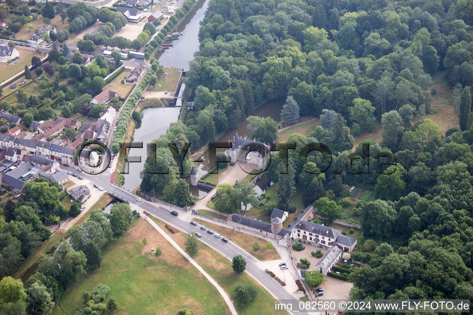 Schrägluftbild von Vitry-aux-Loges im Bundesland Loiret, Frankreich