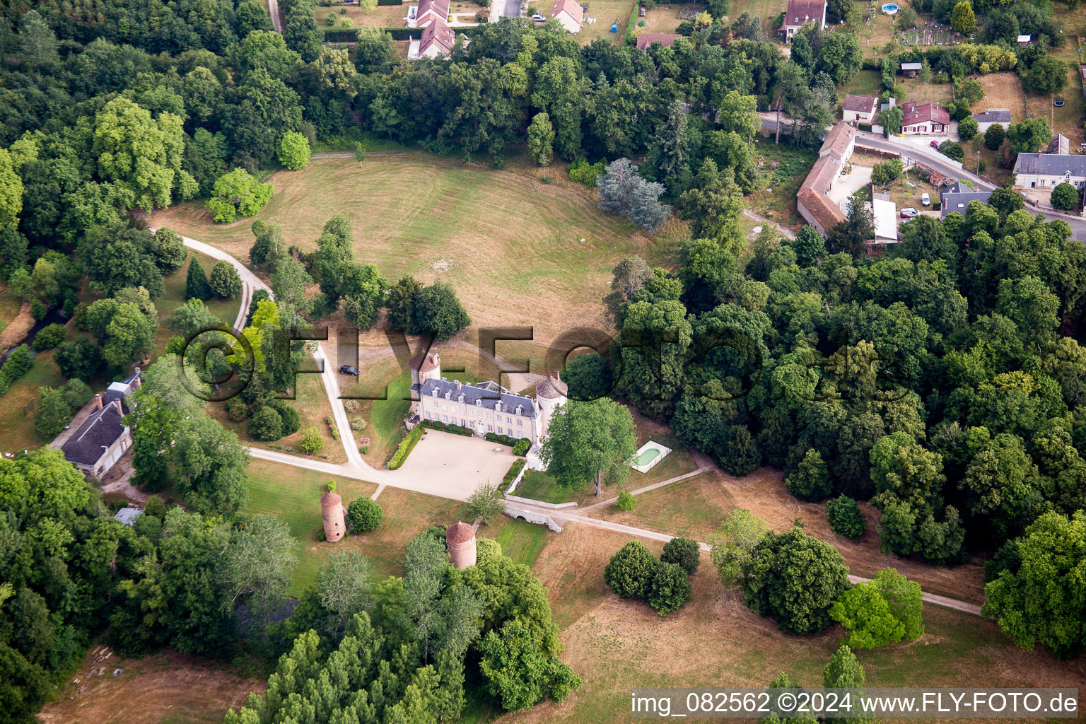 Gebäudekomplex im Schloßpark vom Schloß in Vitry-aux-Loges in Centre-Val de Loire im Bundesland Loiret, Frankreich