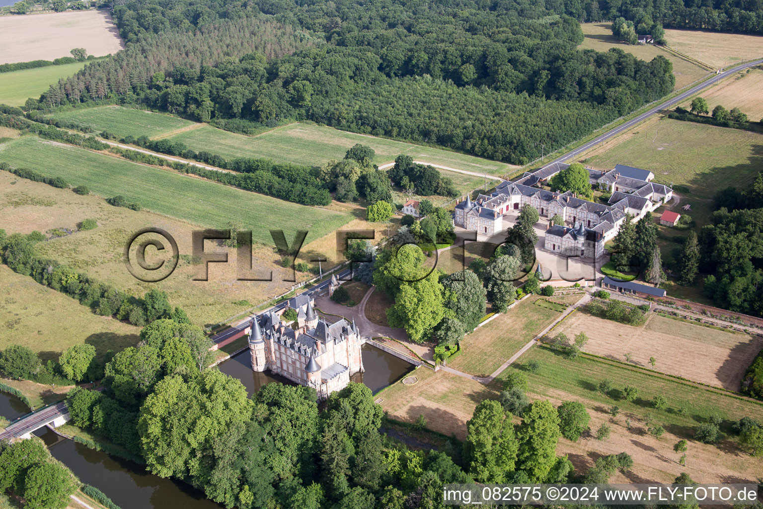 Schrägluftbild von Château de Combreux im Bundesland Loiret, Frankreich