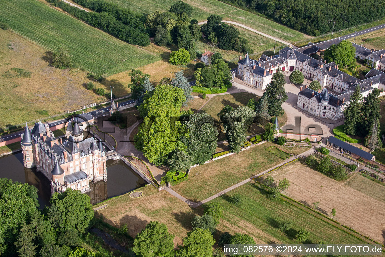 Gebäude und Schloßpark- Anlagen des Wasserschloß Chateau de Combreux in Combreux in Centre-Val de Loire im Bundesland Loiret, Frankreich