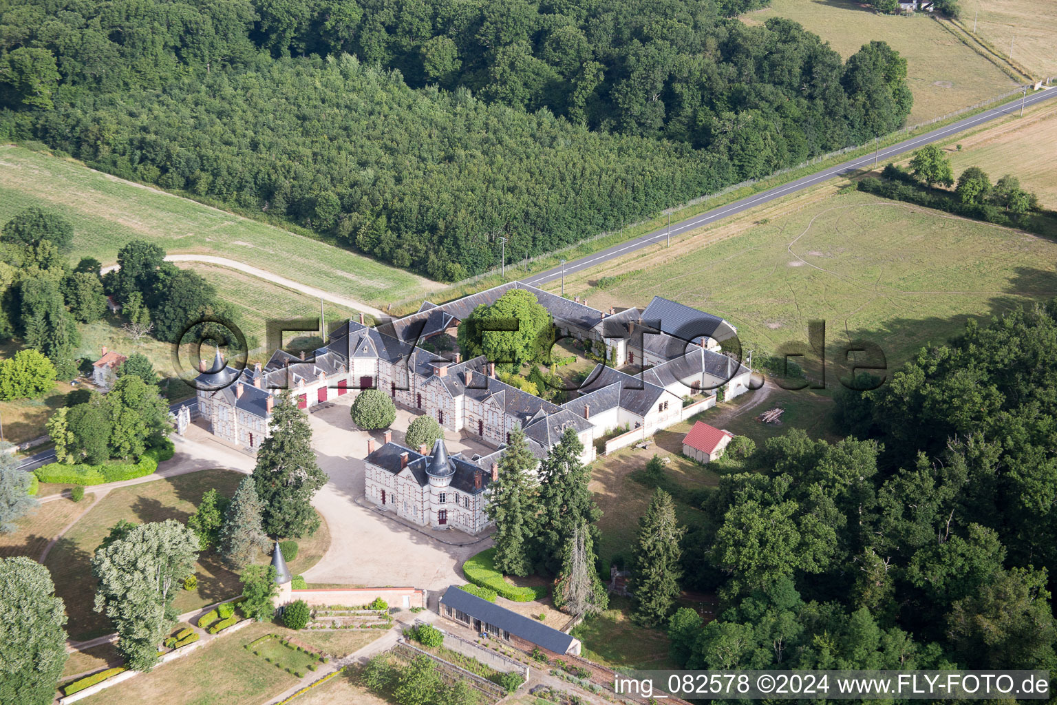 Château de Combreux im Bundesland Loiret, Frankreich aus der Luft