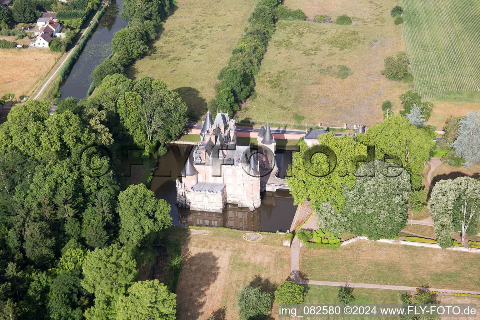 Château de Combreux im Bundesland Loiret, Frankreich von oben gesehen