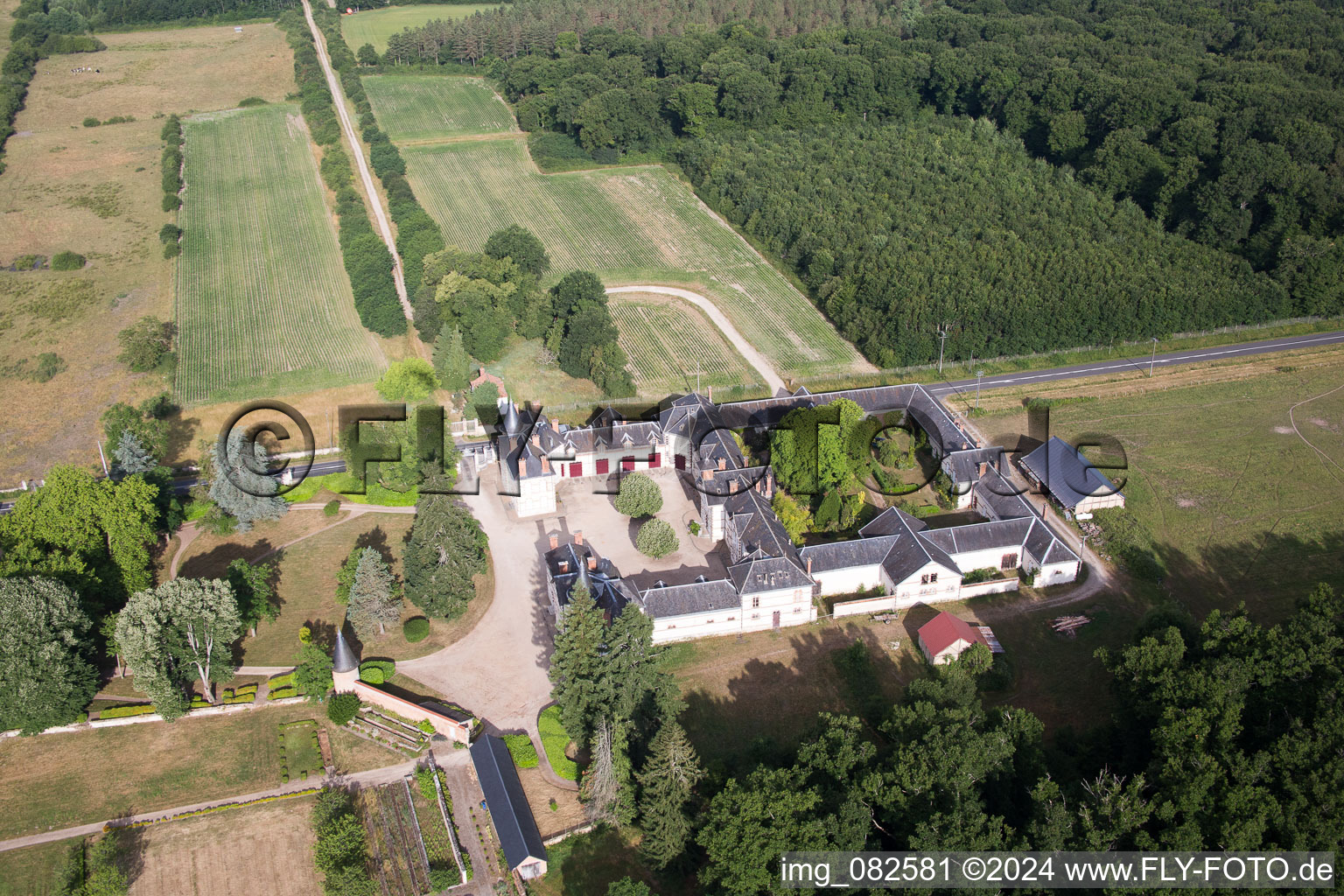 Château de Combreux im Bundesland Loiret, Frankreich vom Flugzeug aus