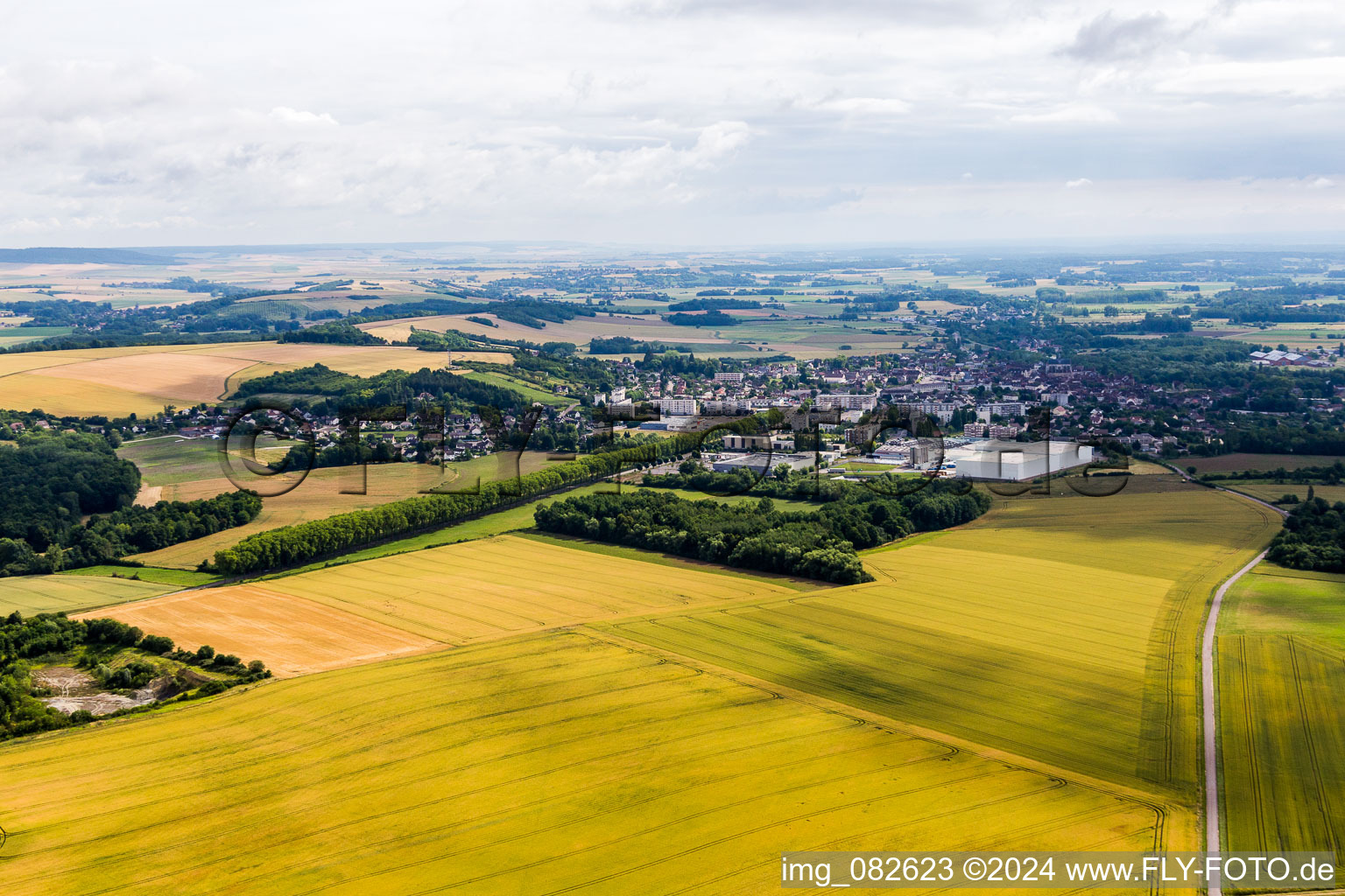 Dorf - Ansicht am Rande von gelben Raps- Feldern und Nutzflächen in Saint-Florentin in Bourgogne Franche-Comte im Bundesland Yonne, Frankreich