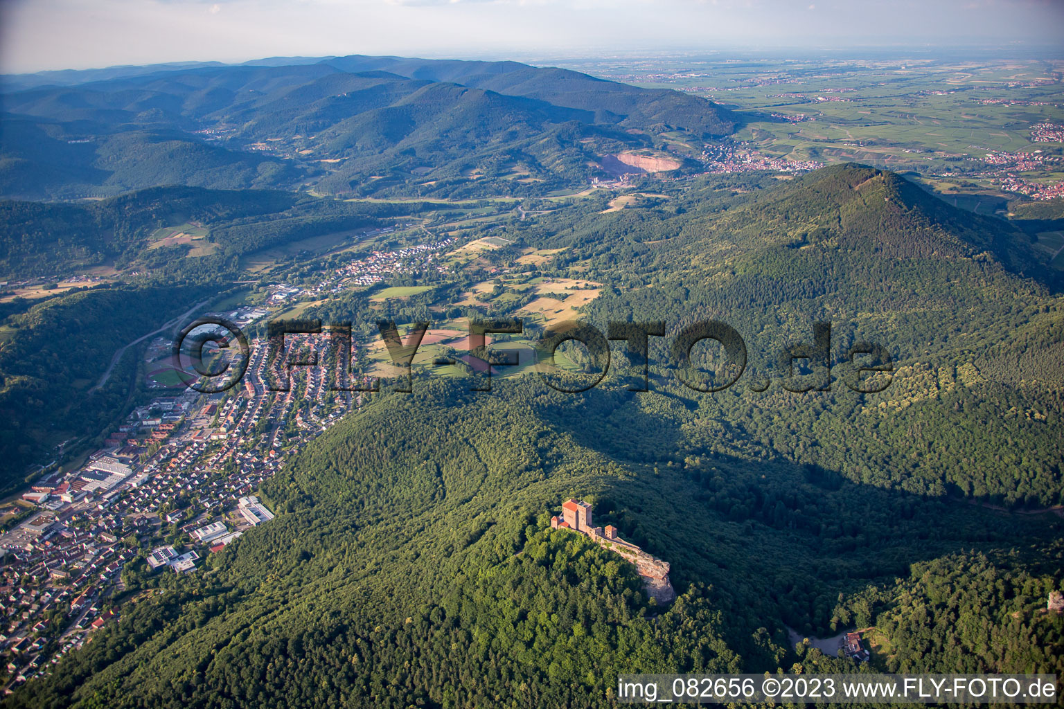 Luftbild von Burg Trifels in Annweiler am Trifels im Bundesland Rheinland-Pfalz, Deutschland