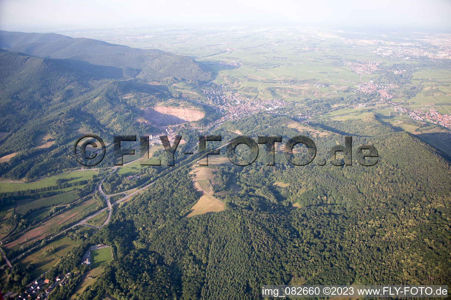 Queichtal-Ausgang im Ortsteil Queichhambach in Annweiler am Trifels im Bundesland Rheinland-Pfalz, Deutschland